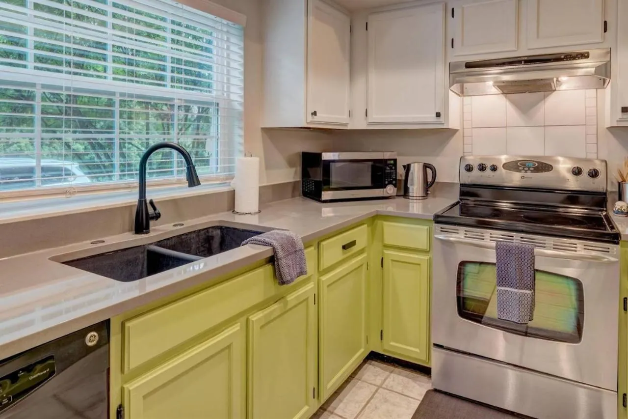 Getaway To Iki Tampa Is An End Unit Townhome - Close To Tampa Bay & Downtown - Minutes To Airport