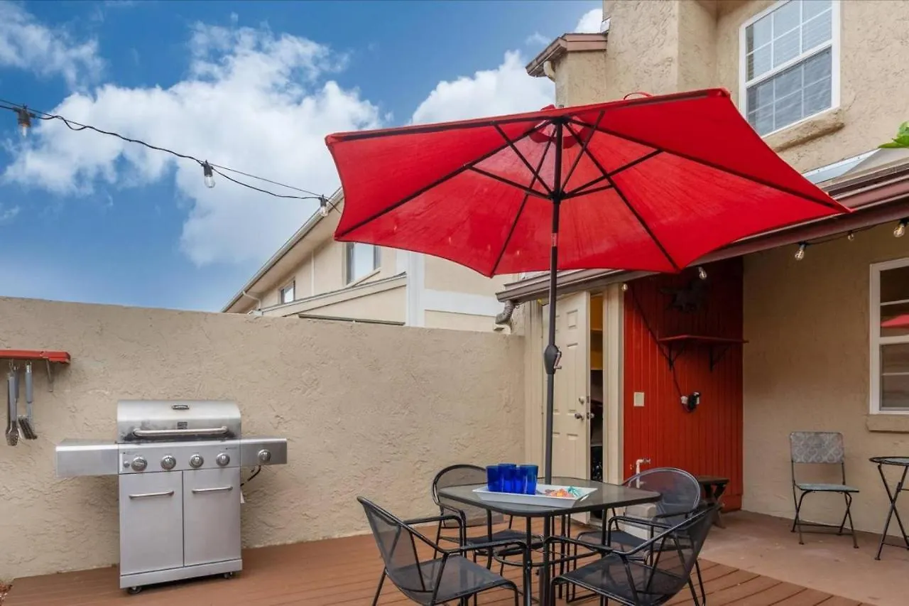 Holiday home Getaway To Iki Tampa Is An End Unit Townhome - Close To Tampa Bay & Downtown - Minutes To Airport