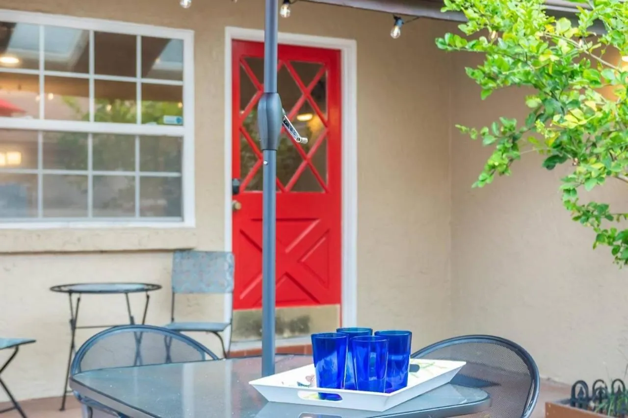 Getaway To Iki Tampa Is An End Unit Townhome - Close To Tampa Bay & Downtown - Minutes To Airport