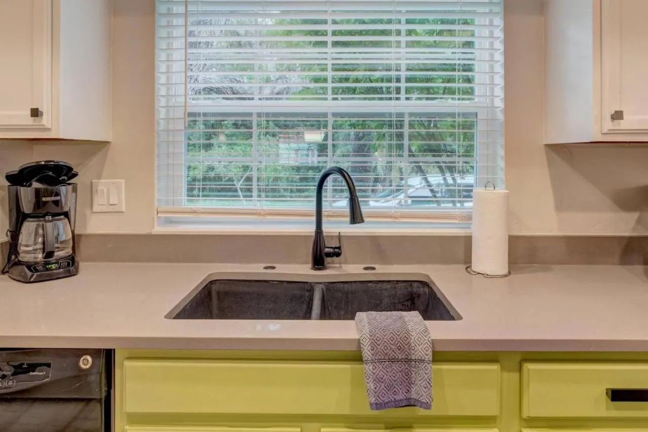 Getaway To Iki Tampa Is An End Unit Townhome - Close To Tampa Bay & Downtown - Minutes To Airport 0*,  United States
